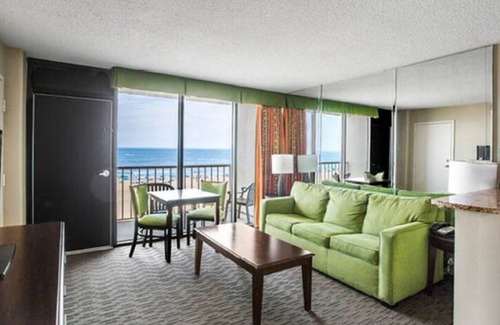 Northeast Virginia Beach Complejo | Beach Quarters Resort Oceanfront Condo with Oceanfront Balcony