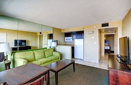 Northeast Virginia Beach Complejo | Beach Quarters Resort Oceanfront Condo with Oceanfront Balcony