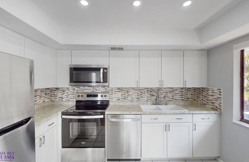 Siesta Key Village Chalet De Esquí | Beach Rd, 300ft to Beach Access & 500ft to Siesta Key Village, 2bdr & Studio