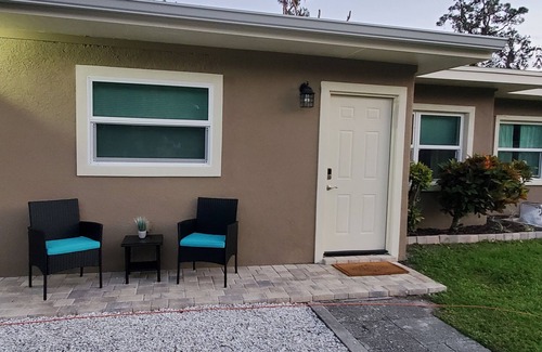 Laurel Casa | Beach Retreat - Completely Renovated!!Half Duplex, WIFI/TV,1mile to Beach.