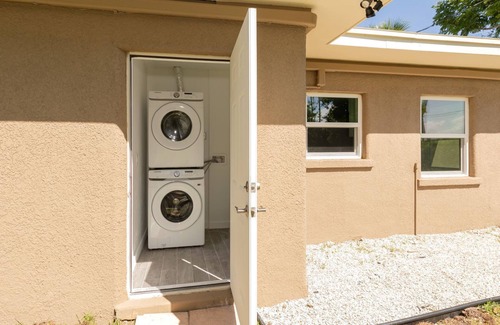 Laurel Casa | Beach Retreat - Completely Renovated!!Half Duplex, WIFI/TV,1mile to Beach.