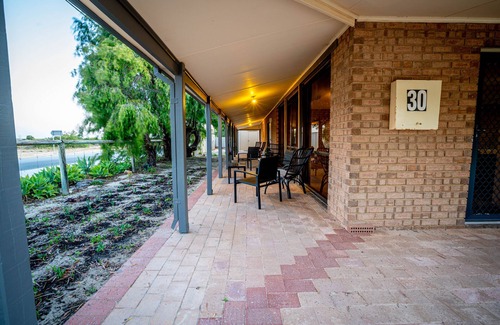 Lancelin Casa | Beach, sand dunes and pub just minutes away Newly renovated