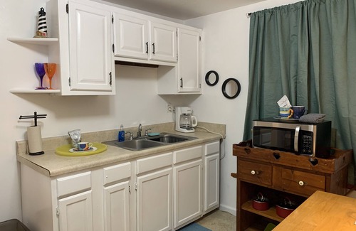 Cottage Line Apartamento | Beach Side Studio #2 - Pet Friendly, WiFi, Off-Street Parking, Large Smart TV