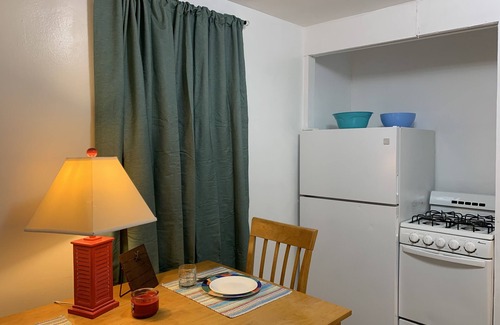 Cottage Line Apartamento | Beach Side Studio #2 - Pet Friendly, WiFi, Off-Street Parking, Large Smart TV