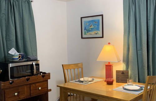 Cottage Line Apartamento | Beach Side Studio #2 - Pet Friendly, WiFi, Off-Street Parking, Large Smart TV