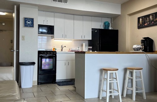 Bridgeport Heights Condominio | Beach Side 1-bdrm, AC, Wifi, kitchenette, balcony, direct ocean view.