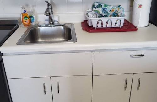 Bridgeport Heights Condominio | Beach Side 1-bdrm, AC, Wifi, kitchenette, balcony, direct ocean view.