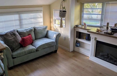 Ozona Casa | Beach Stay w/pool, bicycle, walkable community