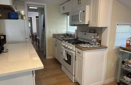 Ozona Casa | Beach Stay w/pool, bicycle, walkable community