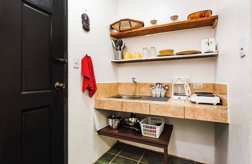 Palm Beach Estates Apartamento | Beach Studio in Playa Grande. Fast WiFi, Cold AC, Full kitchen. Close to beach.