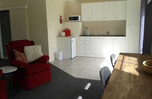 One Tree Point Apartamento | Estudio de playa con cama King size, baño y cocina, estacionamiento en la calle