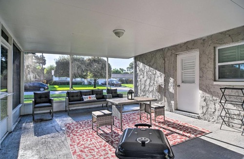 Largo Casa | Beach-Style Getaway with Lanai about 4 Mi to Beaches!