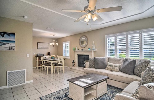 Largo Casa | Beach-Style Getaway with Lanai about 4 Mi to Beaches!