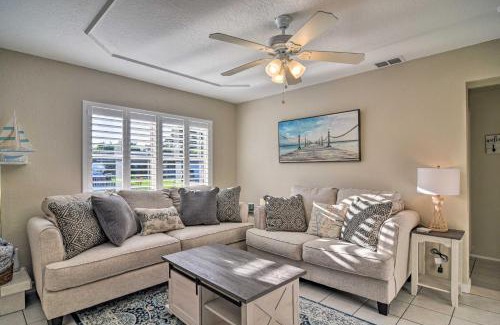 Largo Casa | Beach-Style Getaway with Lanai about 4 Mi to Beaches!