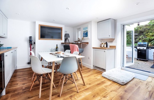 Portreath Cabaña | Beach & Surfing Heaven! 100m to sea & shops with parking, log burner & sea views