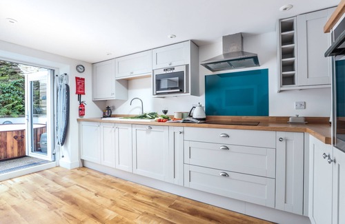 Portreath Cabaña | Beach & Surfing Heaven! 100m to sea & shops with parking, log burner & sea views
