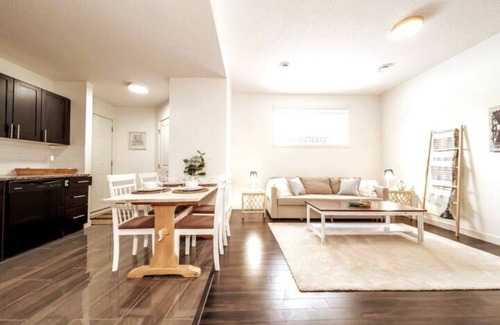 Jasper Place Casa | Beach Vibes - KING Bed - Fireplace - Garage - WiFi