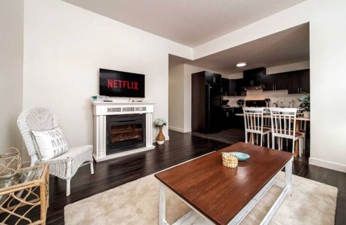 Jasper Place Casa | Beach Vibes - KING Bed - Fireplace - Garage - WiFi