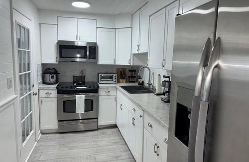 Bayou Oaks Apartamento | Beach Vibes + Office Ready Sarasota Gem Dining & Culture Nearby Fire Pit