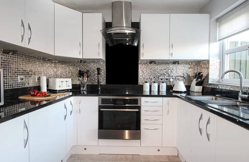 Wyke Regis Cabaña | BEACH VIEW HOUSE, family friendly, with a garden in Wyke Regis