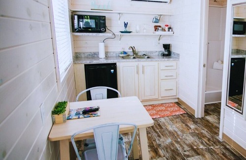 Steele Creek Cabina | Beach View Studio Cabin with Porch #12