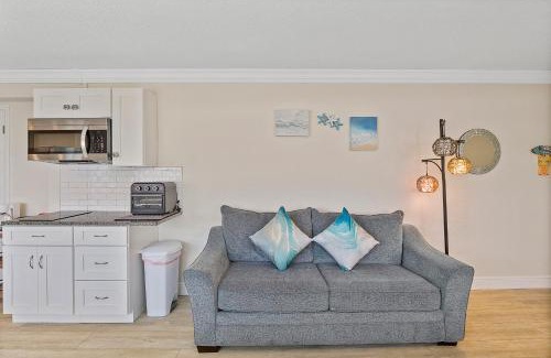 Daytona Beach Shores Apartamento | Beach Views by Day , Star Gazing by Night - Hawaiian Inn Beach Resort