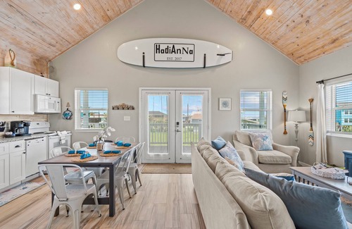 Galveston Casa | Beach Views/Walk to Beach/Entertainment/Cozy - The Salty Starfish