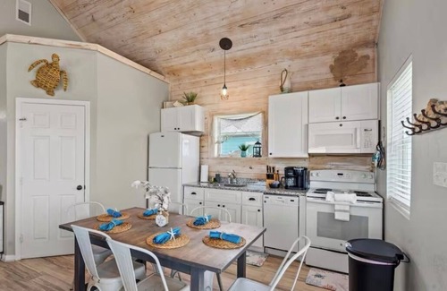 Galveston Casa | Beach Views/Walk to Beach/Entertainment/Cozy - The Salty Starfish