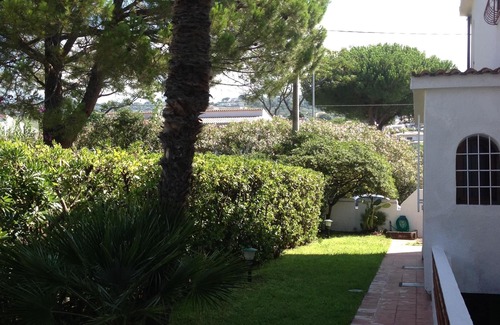 Cucco-Riviere Villa | Villa de playa frente a la isla de Cirella con jardín y parking privado.