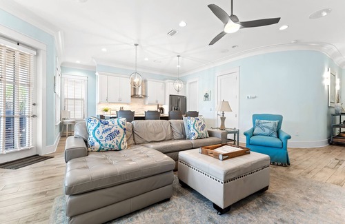 Villa Lago Casa | Beach Villa w/ TWO GOLF CARTS! Balcony w/ Golf Course View, Pool, Near Wharf.