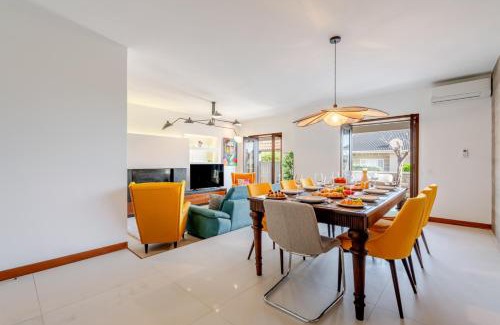 Vila Cha Casa | Beach Villa with Jacuzzi & Garage by HostWise