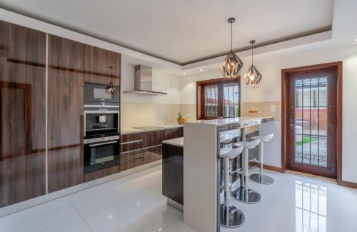 Vila Cha Casa | Beach Villa with Jacuzzi & Garage by HostWise