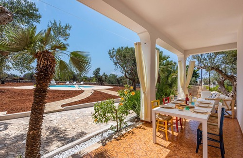 Torre Suda Villa | Villa en la playa con piscina privada, rodeada de un gran jardín verde y tranquilo