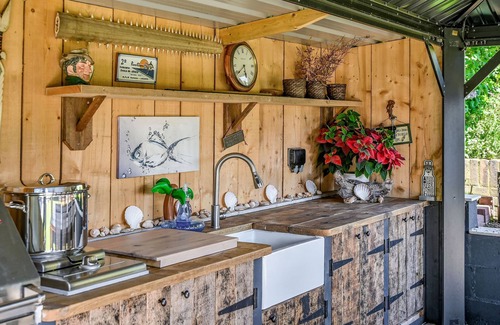 New Romney Cabaña | Beachcomber - a holiday by Bloom Stays let that sleeps 8 guests in 4 bedrooms
