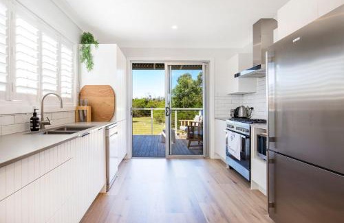 Currarong Casa | Beachcomber at Currarong - Pet Friendly - 5 Mins Walk to Currarong Rockpools