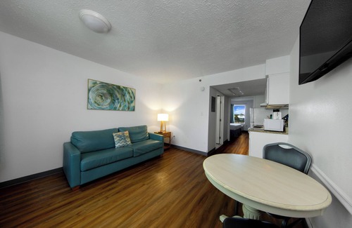 Panama City Beach Hotel | Beachcomber Beachfront Hotel, a By The Sea Resort