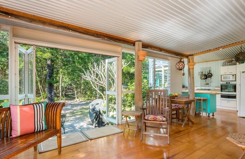 Suffolk Park Cabaña | Beachcombers Cottage - beachfront pet retreat