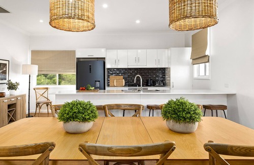 Caves Beach Casa | "beached@caves" - Entire Home 1.5hrs From Sydney