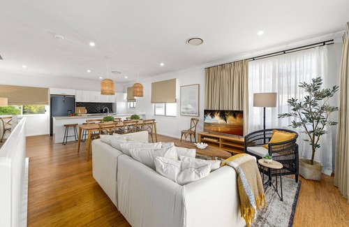 Caves Beach Casa | "beached@caves" - Entire Home 1.5hrs From Sydney