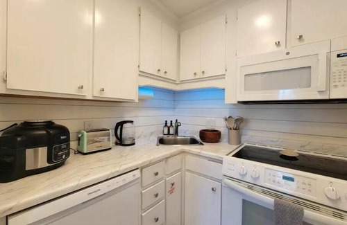Summer Breeze Apartamento | Beachen Bliss in 500 Steps! Soft Sugar Sand, Crystal Water, Private Beach Access