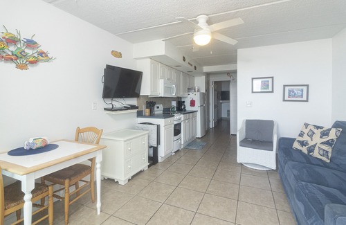 Crescent Beach Condominio | Beachers 'Lodge # 402 condominio de un dormitorio en el ��ltimo piso con una impresionante vista frente al mar