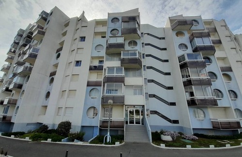 Saint-Gilles-Croix-de-Vie Apartamento | Beachfront Apartment with Stunning Views & Private Parking