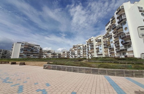 Saint-Gilles-Croix-de-Vie Apartamento | Beachfront Apartment with Stunning Views & Private Parking