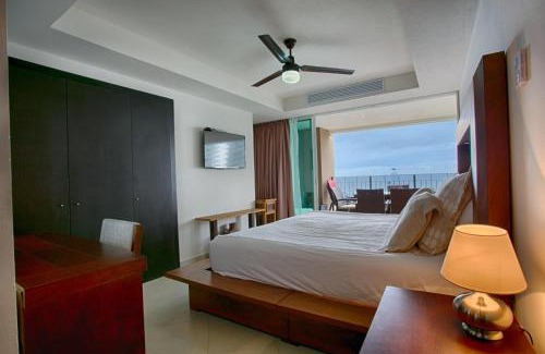 Zona hotelera Casa | Beachfront 1BR | 5 Pools + Gym + Balcony Views