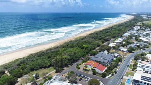 Marcoola Apartamento | Beachfront 1BR and Loft Bliss Surf Cafe Escape