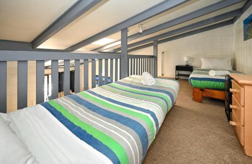 Marcoola Apartamento | Beachfront 1BR and Loft Bliss Surf Cafe Escape