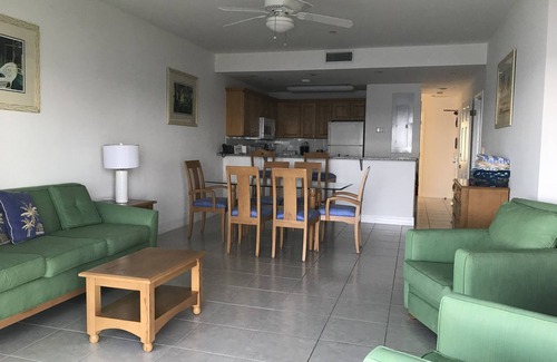 Colliers Bay Condominio | Condominio en el primer piso frente a la playa - ¡Sal de tu patio y entra al paraíso!