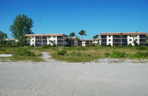 Sanibel Apartamento | Beachfront 1st floor condo at Sandalfoot Sanibel Island 1B1