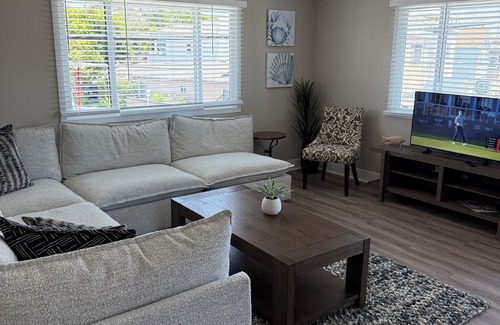 Old Towne Apartamento | Beachfront 2-bed, 2-bath unit with AC in Seal Beach