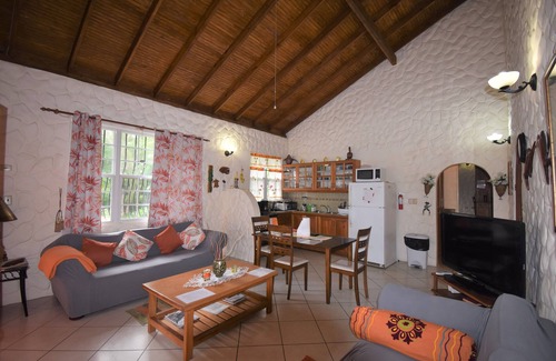 Black Rock Apartamento | Beachfront 2 Bedroom FamilyStyle Apartment on Courland Bay with Salt Water Pool